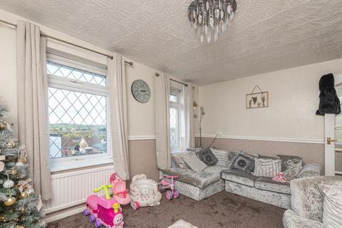 2 bedroom flat for sale, Heckmondwike Road, Dewsbury WF13