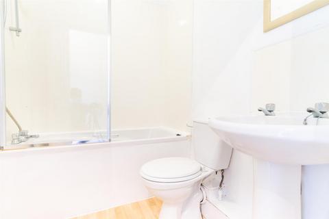 3 bedroom flat to rent, Helmsley Road, Sandyford