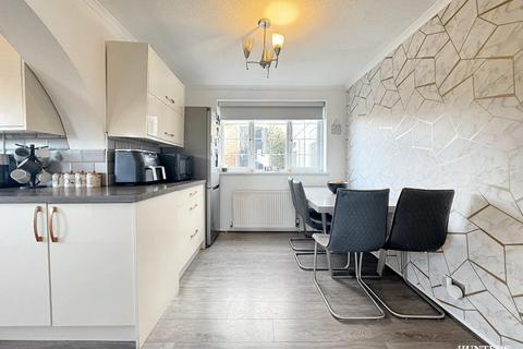 4 bedroom semi-detached house for sale, Laburnum Road, Dewsbury