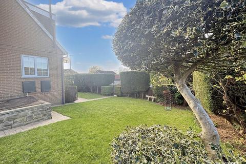 4 bedroom semi-detached house for sale, Laburnum Road, Dewsbury