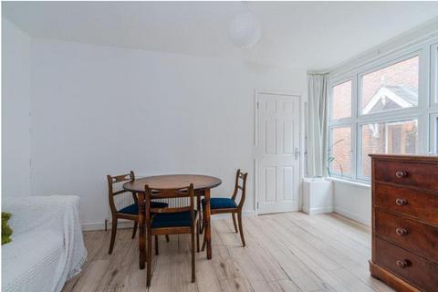 5 bedroom semi-detached house to rent, 17 Roberts Road, High Wycombe, HP13