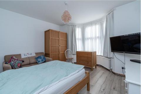 5 bedroom semi-detached house to rent, 17 Roberts Road, High Wycombe, HP13