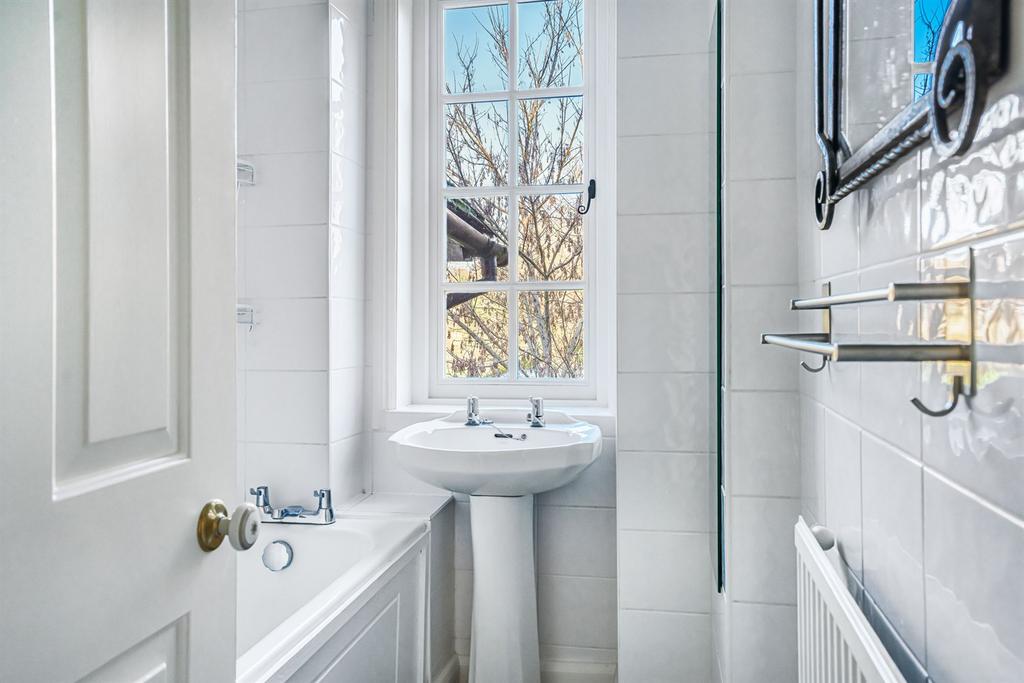 Bathroom (Main)