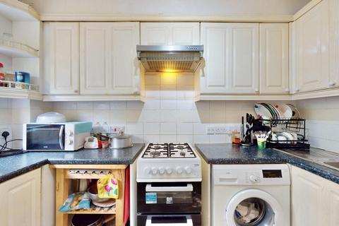 2 bedroom flat to rent, Princes Road, Romford, RM1