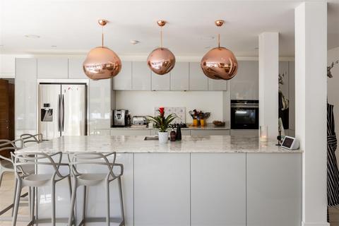 6 bedroom detached house to rent, Gatton Road, Reigate