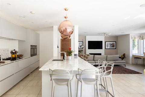 6 bedroom detached house to rent, Gatton Road, Reigate