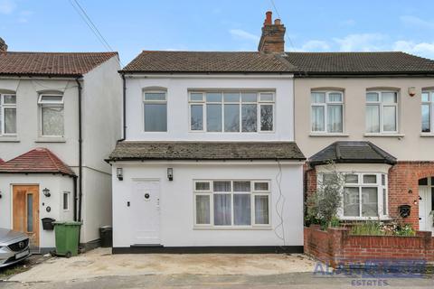 2 bedroom flat to rent, Hainault Road, Romford RM5