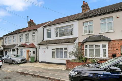 2 bedroom flat to rent, Hainault Road, Romford RM5