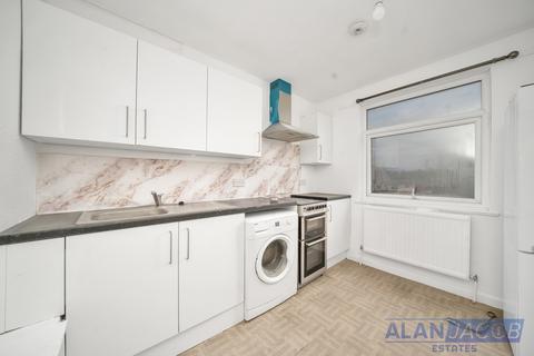 2 bedroom flat to rent, Hainault Road, Romford RM5