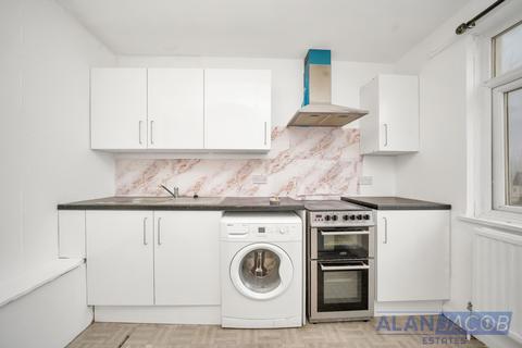 2 bedroom flat to rent, Hainault Road, Romford RM5