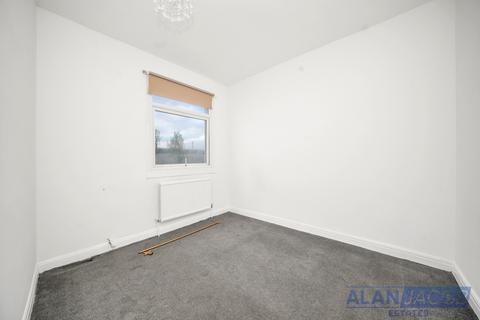 2 bedroom flat to rent, Hainault Road, Romford RM5