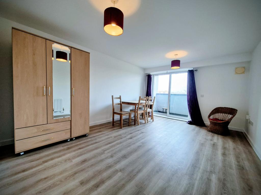 A spacious one bedroom flat located close to Seve