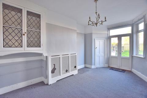 3 bedroom terraced house for sale, Chimes Avenue, London, Greater London. N13