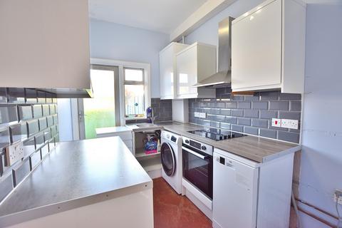 3 bedroom terraced house for sale, Chimes Avenue, London, Greater London. N13