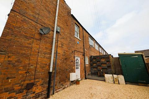 2 bedroom semi-detached house to rent, East Street, Tewkesbury