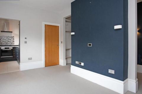 2 bedroom apartment to rent, Monument Green, Weybridge