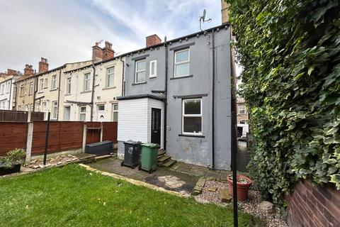 2 bedroom terraced house to rent, South Parade, Cleckheaton, West Yorkshire, BD19