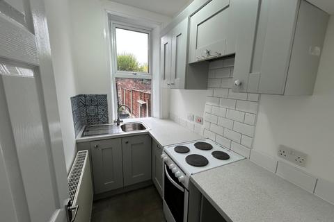2 bedroom terraced house to rent, South Parade, Cleckheaton, West Yorkshire, BD19