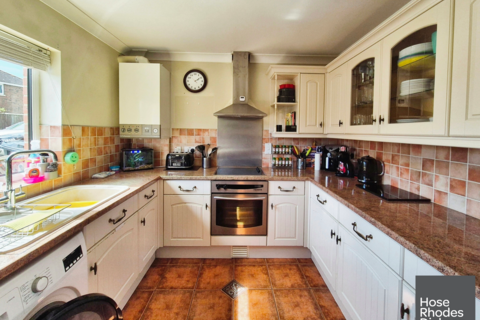 3 bedroom terraced house to rent, Charnwood Close, PO30