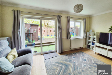 3 bedroom terraced house to rent, Charnwood Close, PO30
