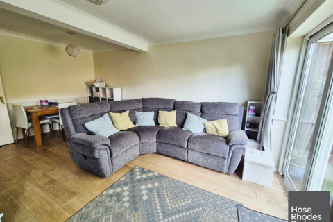 3 bedroom terraced house to rent, Charnwood Close, PO30