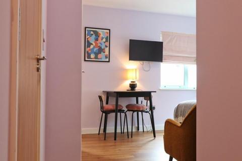 Studio to rent, Amberley Road