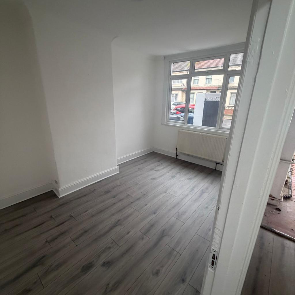 3-bed flat to rent Victoria Road, Southall UB2