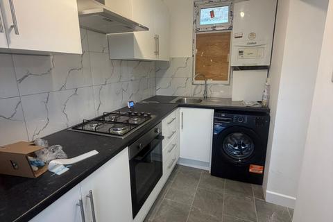 3 bedroom flat to rent, Victoria Road, Southall, UB2