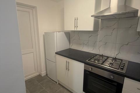 3 bedroom flat to rent, Victoria Road, Southall, UB2