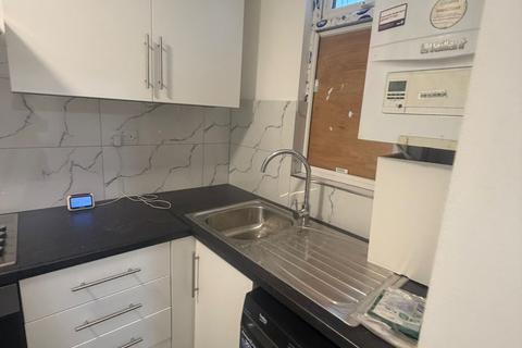 3 bedroom flat to rent, Victoria Road, Southall, UB2