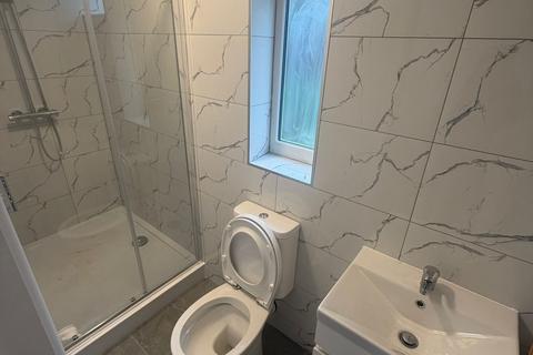 3 bedroom flat to rent, Victoria Road, Southall, UB2