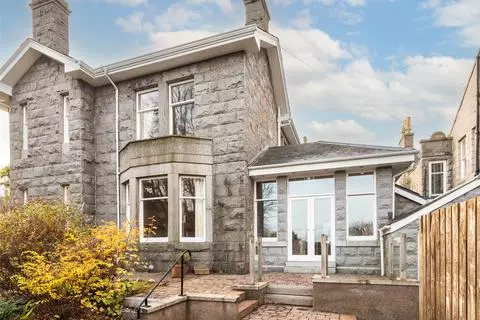6 bedroom semi-detached house for sale