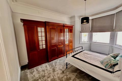 2 bedroom flat for sale, Perham Road