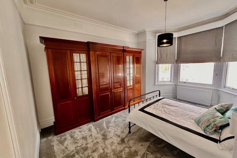 2 bedroom flat for sale, Perham Road