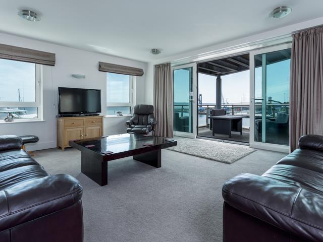 1 DQ - Lounge - CFP 2.jpg