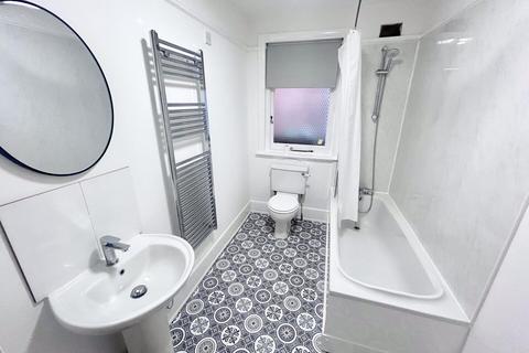 2 bedroom detached bungalow to rent, Beckford Road, Cowes