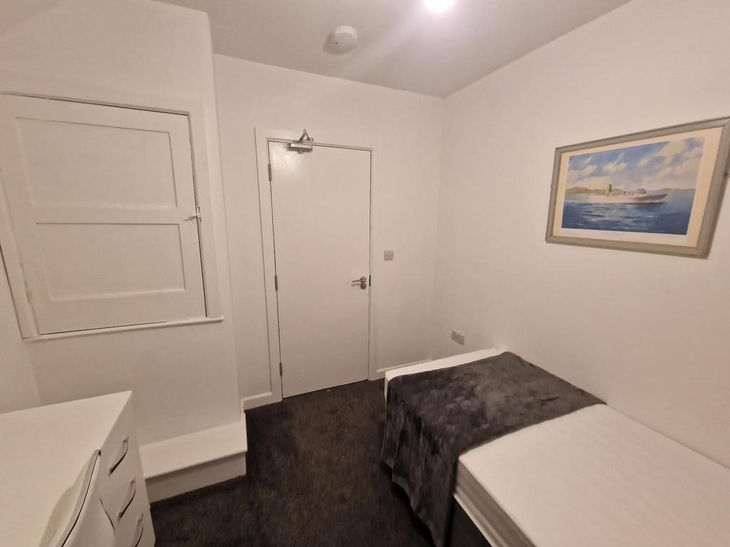 Compact, neatly presented single bedroom with n...