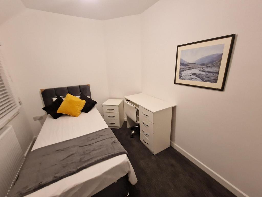 Bright, neatly presented single bedroom with a ...
