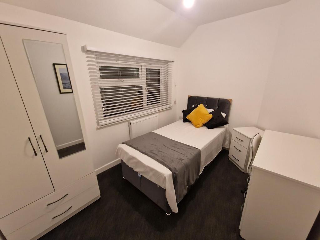 Neat single bedroom with a comfortable bed, uph...