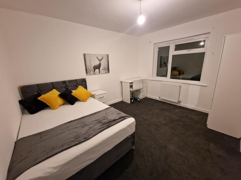 Bright, recently redecorated double bedroom wit...