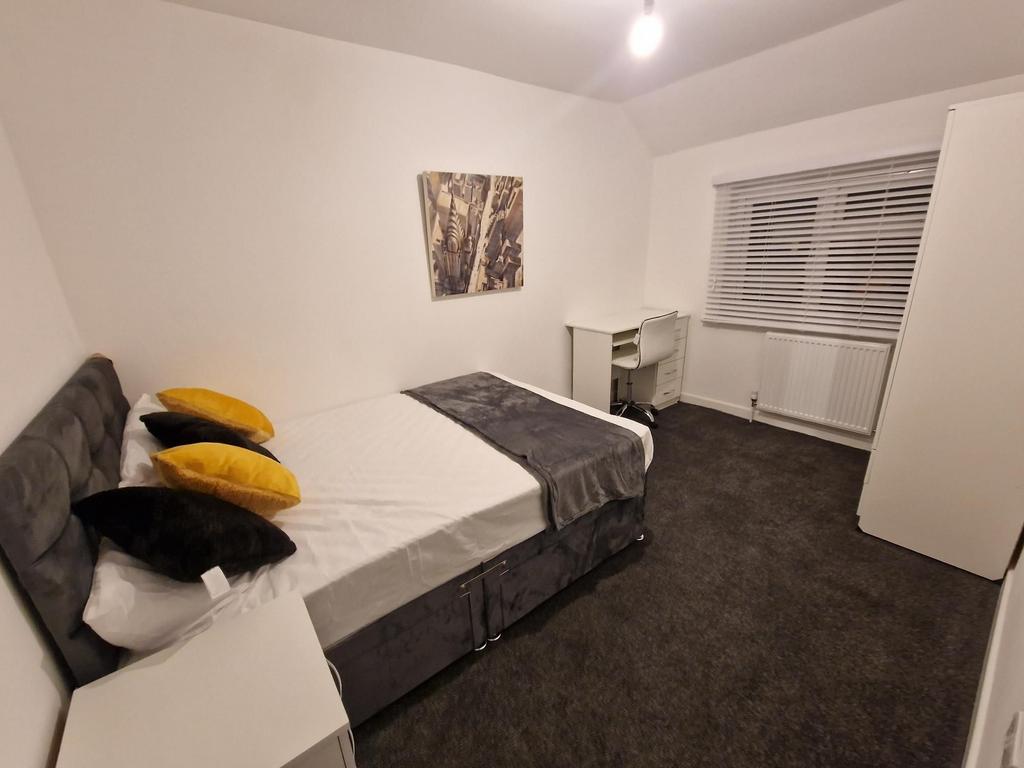 Well-presented double bedroom with a comfy upho...