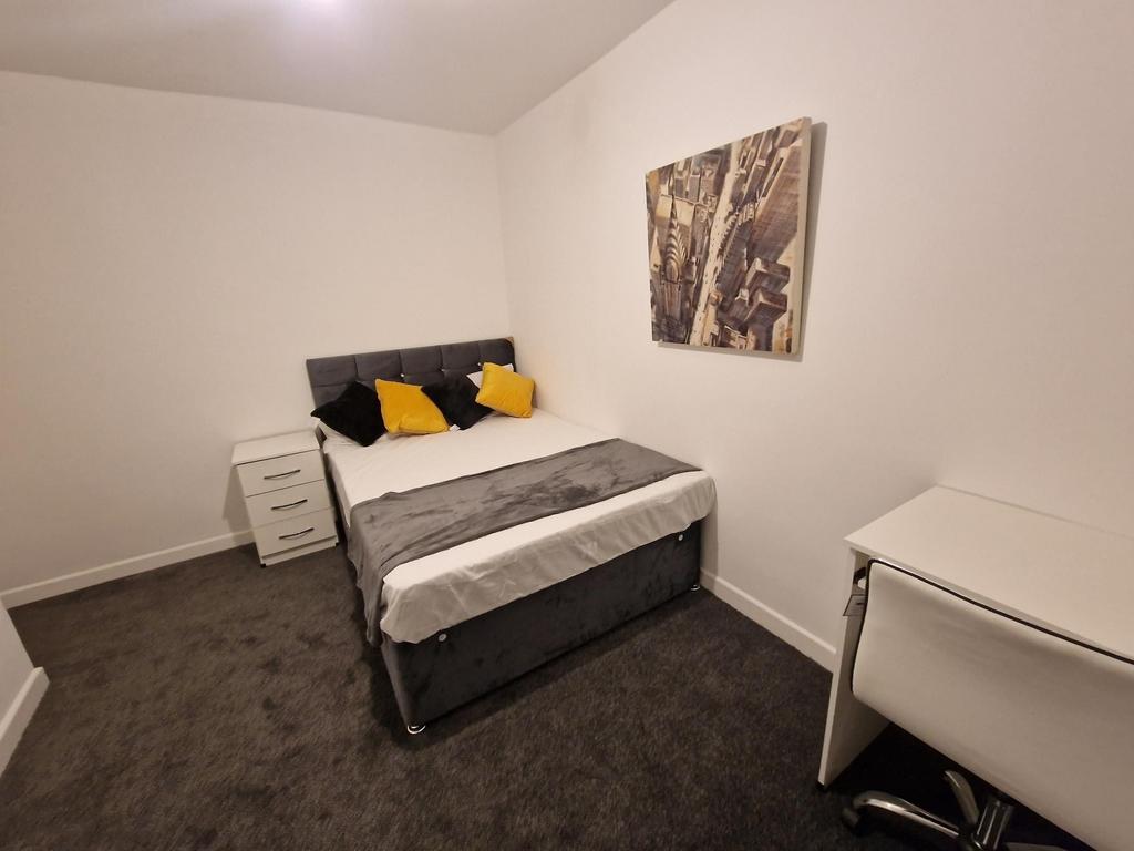Bright, neatly presented double bedroom with a ...