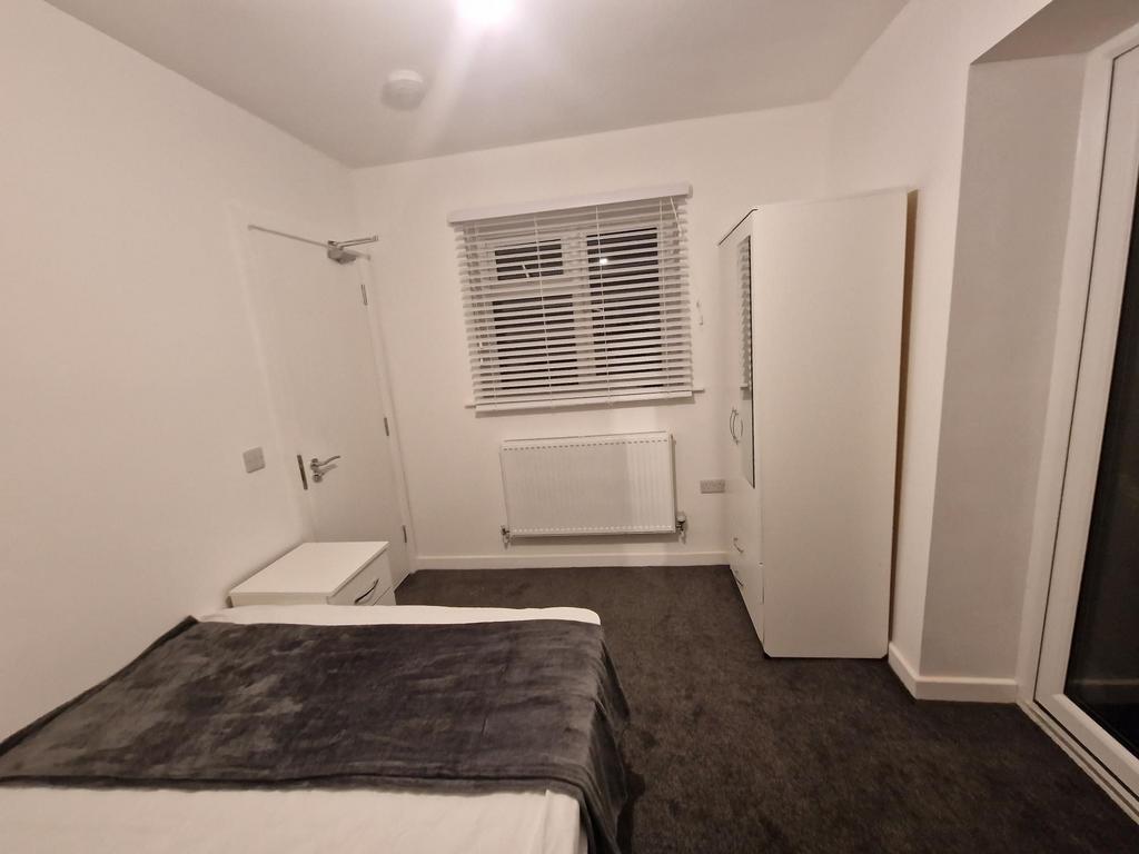 Bright, simply furnished double bedroom with ne...