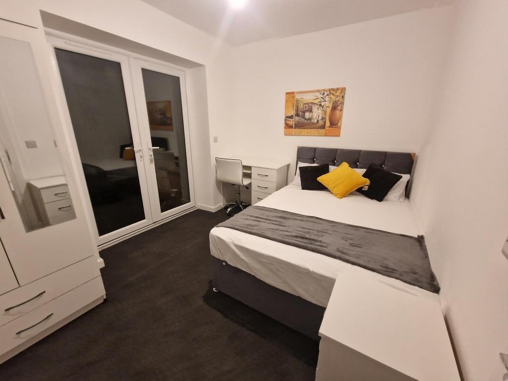 Bright, neatly presented double bedroom with a ...