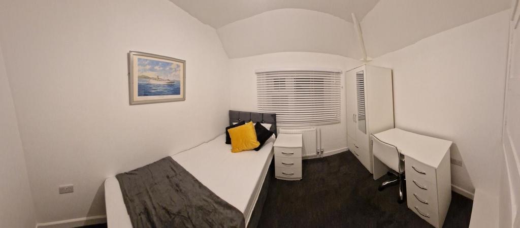 Neat, well‑presented single bedroom with a comf...