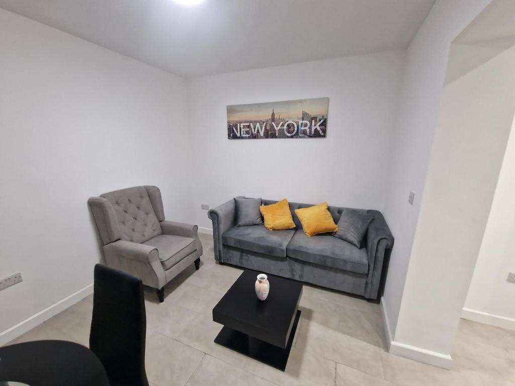 Bright, tidy living area with a comfortable gre...
