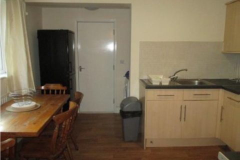 5 bedroom semi-detached house to rent, 83 Hughenden Road, High Wycombe, HP13