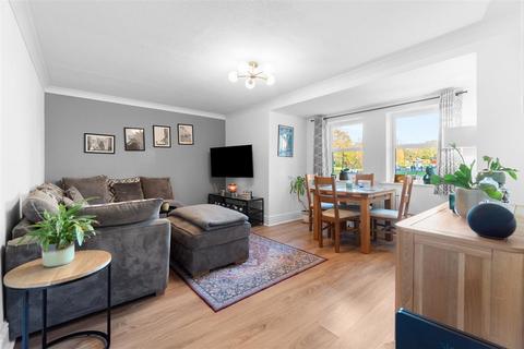 2 bedroom flat to rent, Riggindale Road, SW16