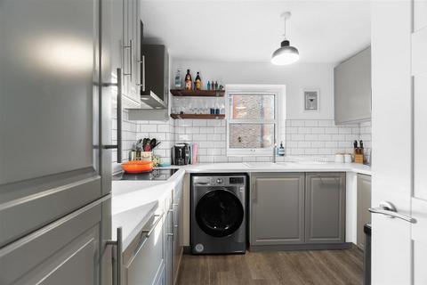 2 bedroom flat to rent, Riggindale Road, SW16