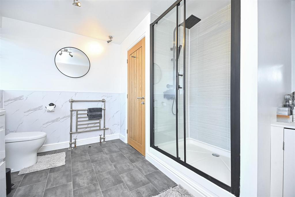 8 Riversmeade Bathroom (1).jpg